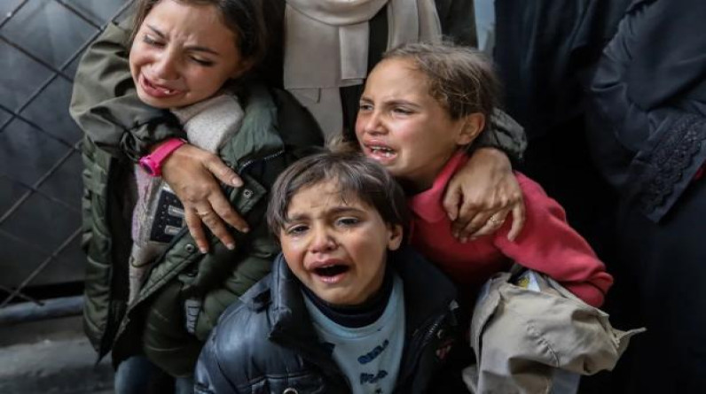 بالقصف والتجويع.. وزارة الصحة بغزة: الاحتلال يقتل أطفال غزة مرتين